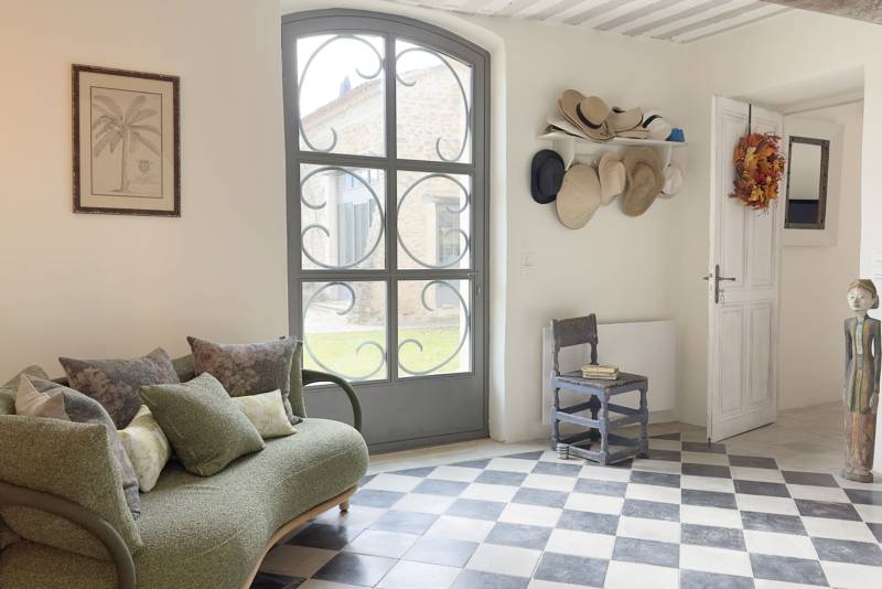 To rent in Oppède, superb seven-bedroom property with swimming pool, outdoor massage area and outdoor nomad tent.