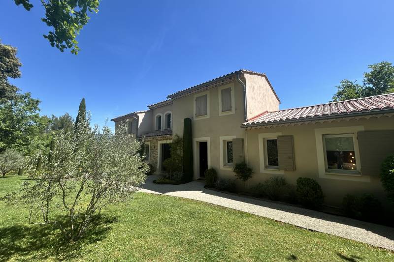 In Saint-Saturnin-lès-Apt, an elegant property with panoramic views of the Luberon, set within 5,620 m² of landscaped grounds featuring a swimming pool.
