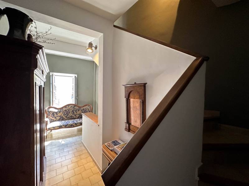 Gordes : elegant investment property in the centre of the village opposite the Château on 5 floors