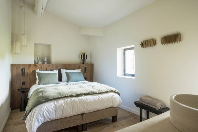 Stunning mas renovated with modernity and authentic charm, near the village of Gordes with pool and high-end amenities.