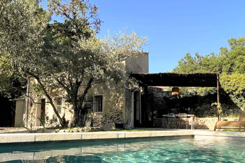 Charming stone Mazet just minutes from L’Isle-sur-la-Sorgue and the Saumane golf course with pool, garden and shaded terrace.