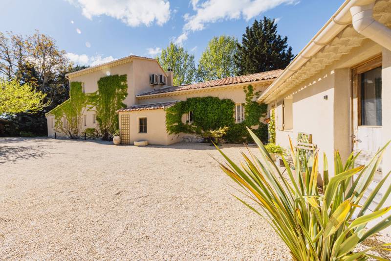 Elegant villa with swimming pool and outbuildings near by the charming village of Lourmarin.