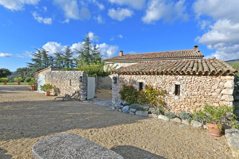Authentic renovated sheepfold in Rustrel, surrounded by nature with large pool and views over the ochres of the Colorado Provençal.