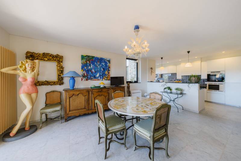 Traditional stone house with annexe, garages, swimming pool and superb views over the village of Gordes and the Luberon plain.