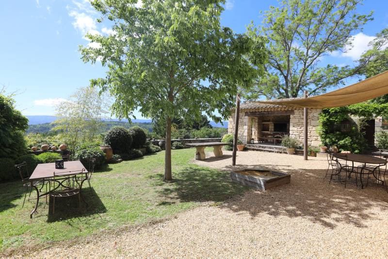 Rental of a renovated stone Mas with pool, summer kitchen and panoramic view over the village of Gordes.