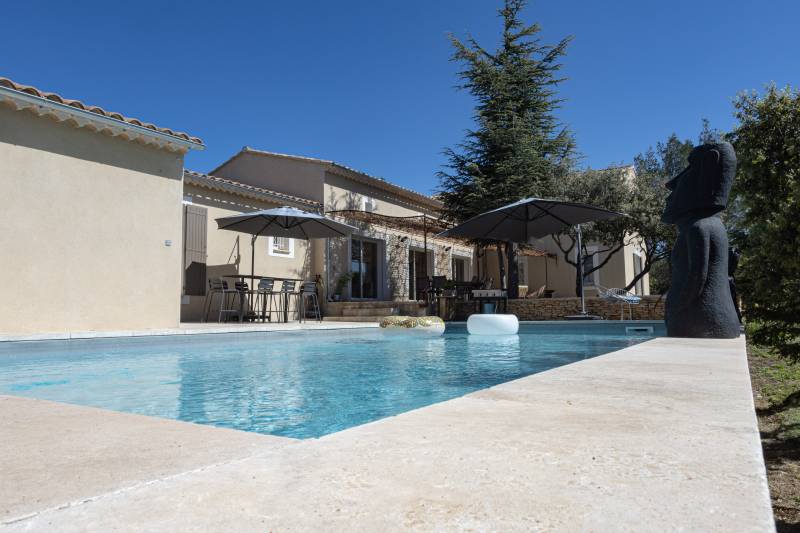 For your holiday in the Luberon, Provençal villa with five bedrooms, swimming pool, jacuzzi and table tennis, accommodating up to 13 guests.