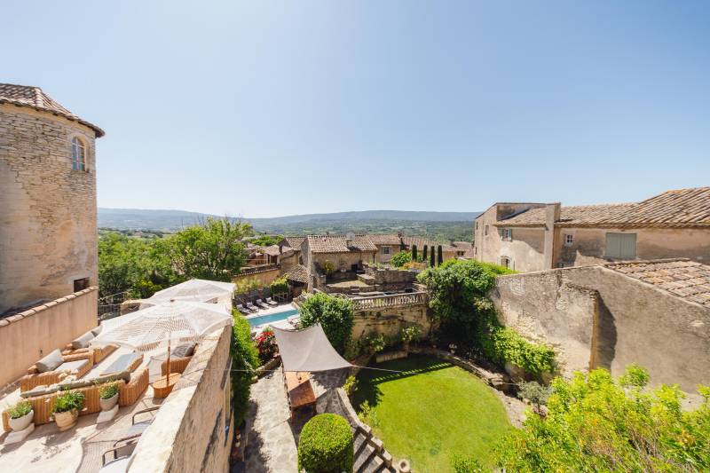 Historic Provençal castle for holiday rental in the heart of Goult for a timeless and authentic holiday.