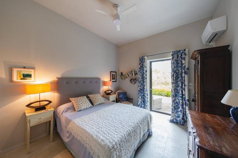 For rent in Gordes, characterful stone house in commanding position with breathtaking views over the Luberon valley, walking distance to the village.