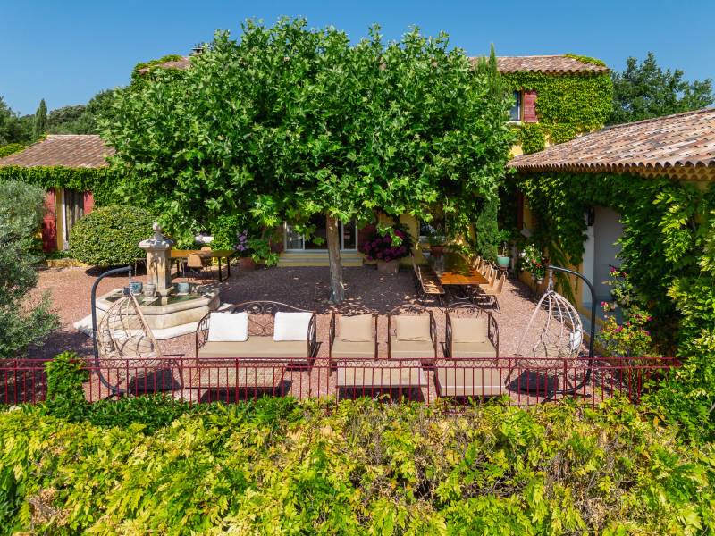 For rent near Roussillon, large Provençal house with stunning views of the Luberon and the Mont Ventoux
