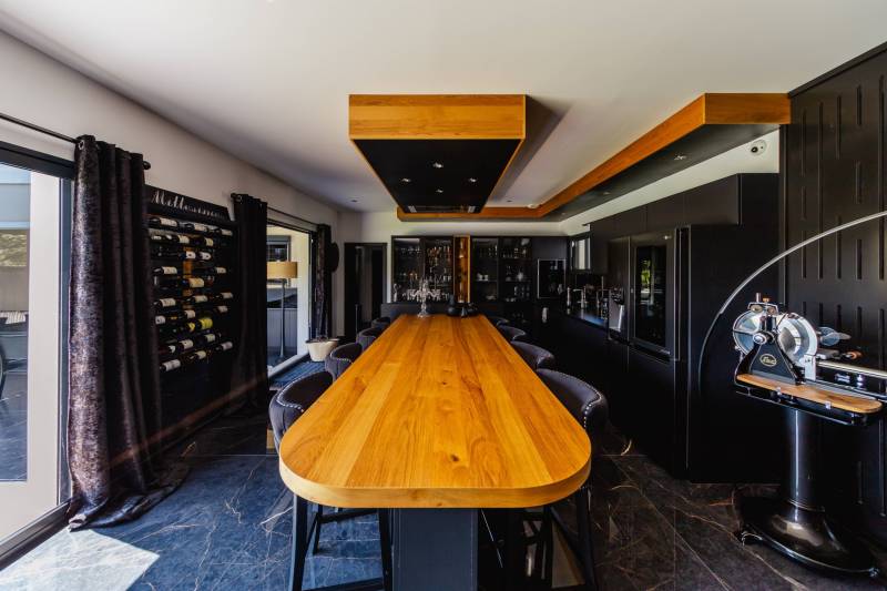 Between Gordes and Ménerbes, a remarkable and unique contemporary property in a peaceful setting, featuring a swimming pool and high-end amenities.
