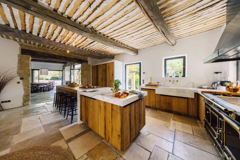 Seasonal rental between Bonnieux and Lourmarin: a luxurious Mas with pool and tennis court nestled in unspoilt nature.