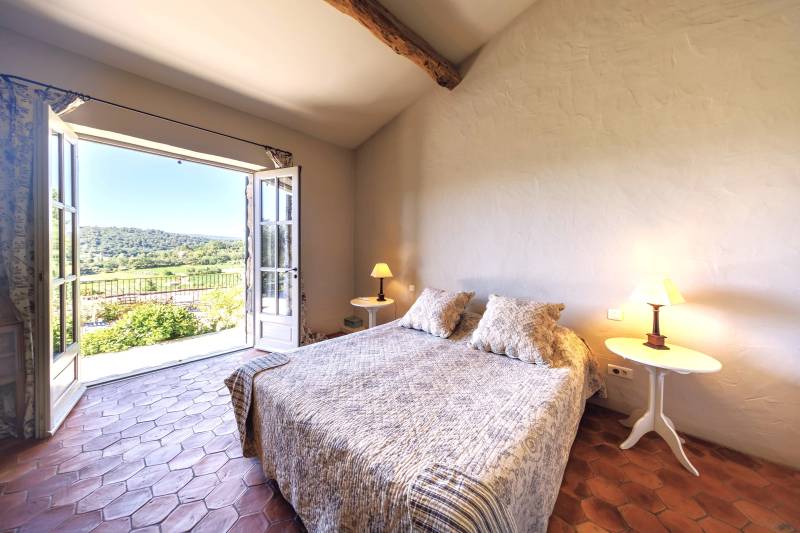 Seasonal rental of a Provençal family stone house with swimming pool, facing the Luberon and with views of the village of Gordes.