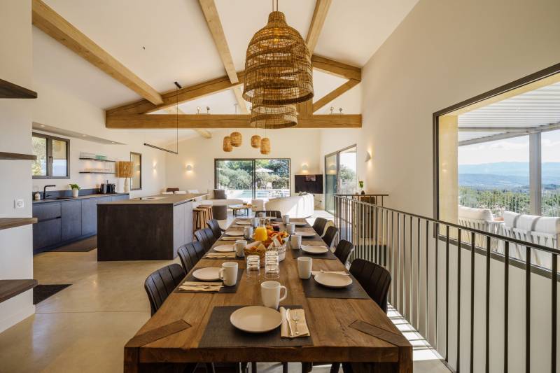 Large property on the heights of Saint-Saturnin-lès-Apt with a heated pool and a terrace offering panoramic views over the Luberon.
