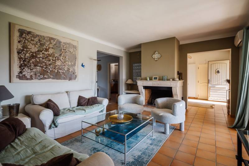 Exclusive, perfectly restored house with swimming pool, well-kept garden, and views of the Luberon in a residential neighborhood.