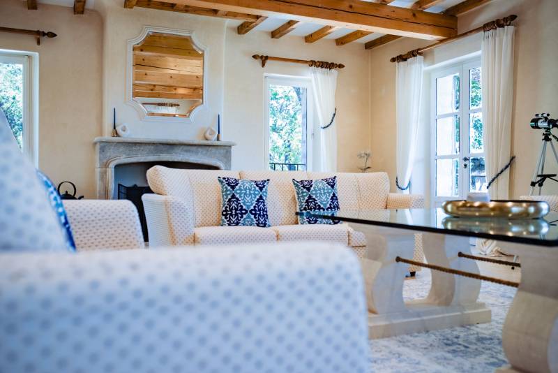 Charming stone house 10 minutes’ walk from Gordes with pool and panoramic view over the Luberon valley.