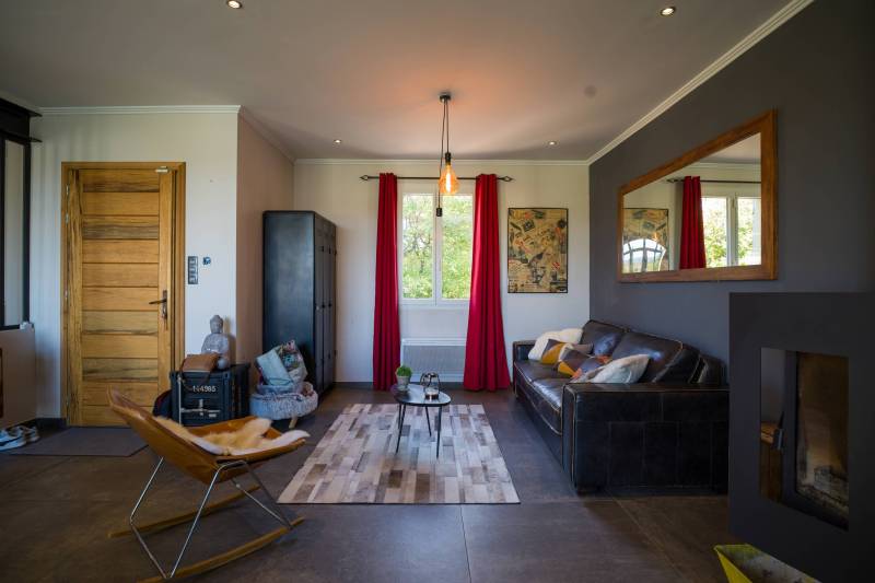 For sale in Roussillon, in the heart of the Luberon, contemporary villa with swimming pool and beautiful views.