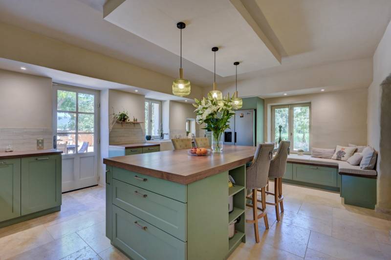 For sale: renovated country house and farmhouse with outbuildings, on over 4.3 hectares, near Roussillon and Bonnieux.