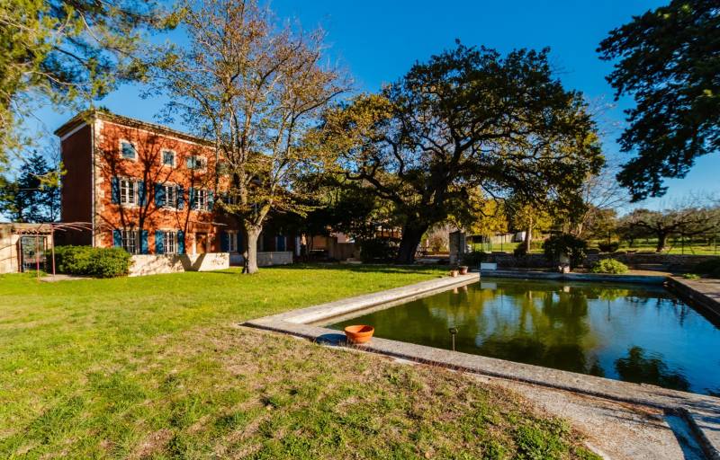 For sale: 18th-century mansion in need of restoration on 1.6 hectares of south-facing land near Oppède in the heart of the Luberon.