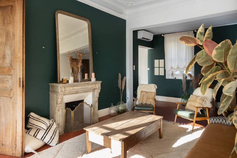 For sale: a charming, light-filled property in the heart of Apt, featuring an exceptional house with a swimming pool.
