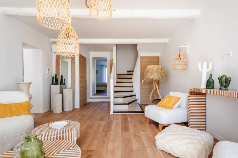 Fully renovated open-plan living space. The comfort of reversible air conditioning combined with the charm of a traditional village house