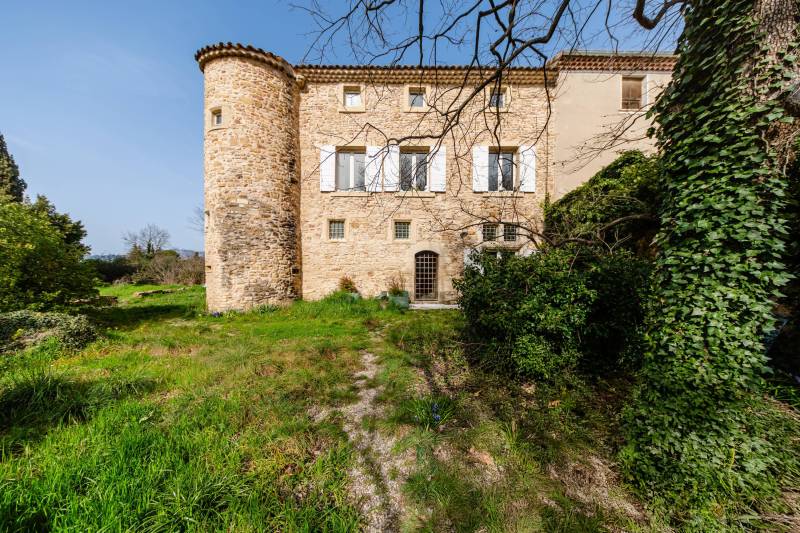 Stone façade: A character property blending Provençal authenticity with generous volumes.