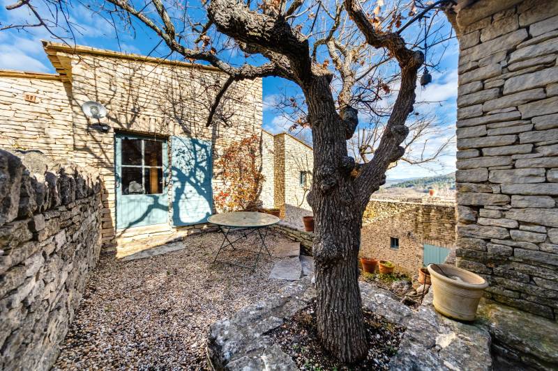 Close to Gordes, property of approximately 2 hectares planted with century-old oak trees offering panoramic views of the Luberon plain.