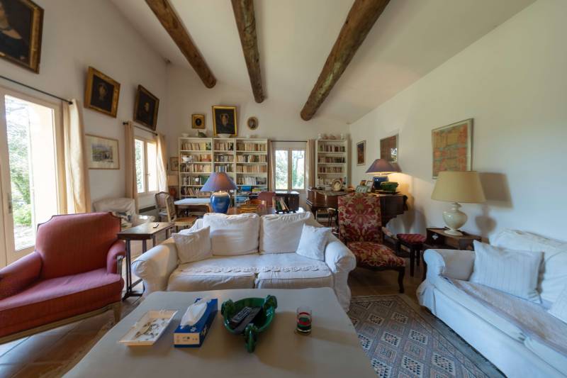 Traditional house just minutes from a charming hamlet of Gordes, set in a peaceful and highly sought-after setting.