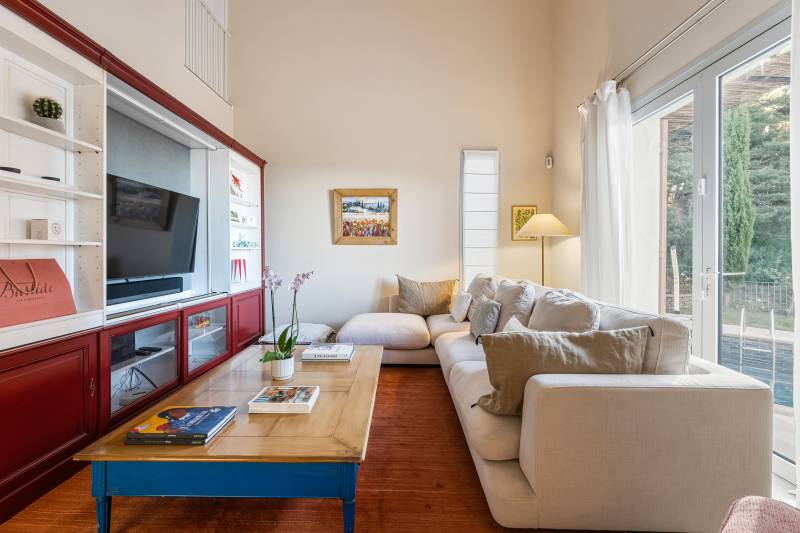 For rent just minutes from Gordes, in the heart of a Mediterranean pine forest, contemporary home with views and swimming pool.