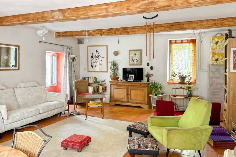 In L’Isle-sur-la-Sorgue, Saint-Antoine neighborhood, a renovated historic home on 2500 m² for sale, featuring a separate guesthouse, a shared swimming pool, and unobstructed views.