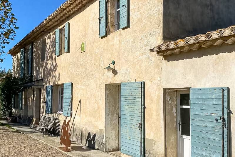 Located between Robion and Cavaillon, a renovated farmhouse in a quiet setting, featuring 8 bedrooms, including a 60 sqm, and 2 separate guesthouses, with a swimming pool and pool house.
