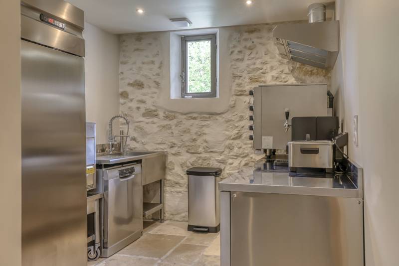 For rent near L’Isle-sur-la-Sorgue, beautifully renovated Mas with high-end amenities, 11 bedrooms, swimming pool and riverfront setting.