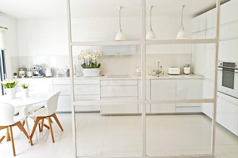Nestled in a peaceful and unspoiled setting, in the heart of the highly sought-after village of Lagnes, this elegant property has been renovated in a contemporary style.