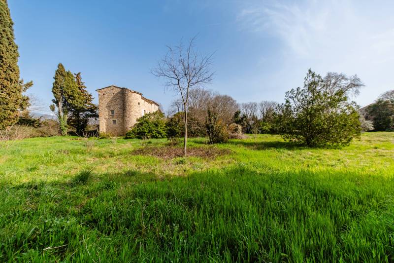 Rare Provence property: Overview of the residence in its rural setting between Carpentras and Le Barroux.