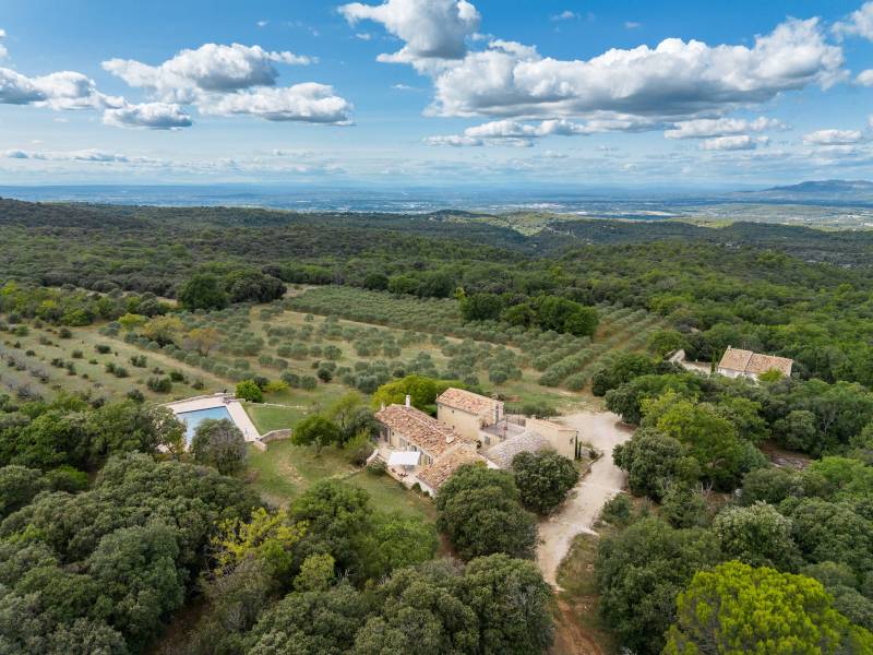 Sale in Venasque: This property is a true gem of Provençal architecture, offering an exceptional living environment on nearly 22 hectares, with a panoramic view of the Ventoux.