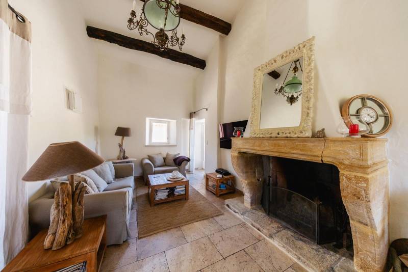 For sale, elegant stone house property with views of Bonnieux and Lacoste, recently restored with high-end amenities and separated annexes.