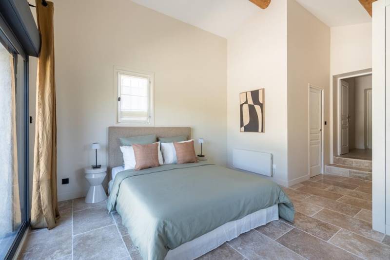 A few minutes from the center of the village of Gordes, renovated stone house with swimming pool in a quiet neighborhood.