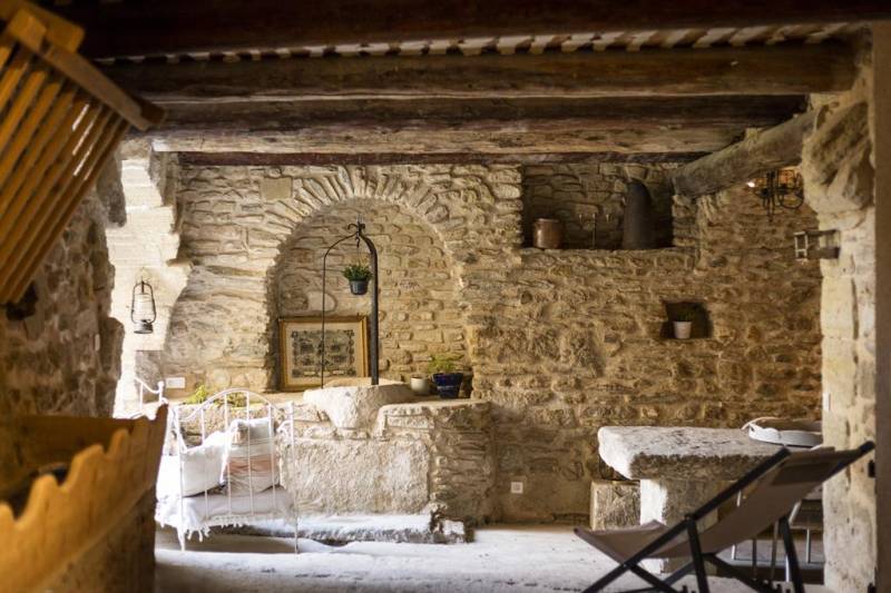 Character property of nearly 320 m² with courtyard, swimming pool and independent 135 m² apartment in Lagnes.