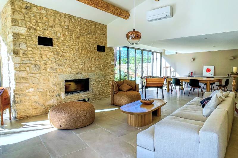 For rent, renovated 19th-century Magnanerie with high-end amenities and heated pool for your holidays in a charming hamlet close to Saint-Saturnin-lès-Apt.