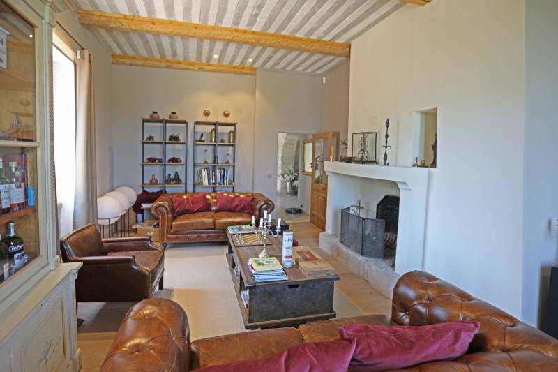 Holiday rental of an exceptional property with views of Mont Ventoux, swimming pool and fully equipped pool house.