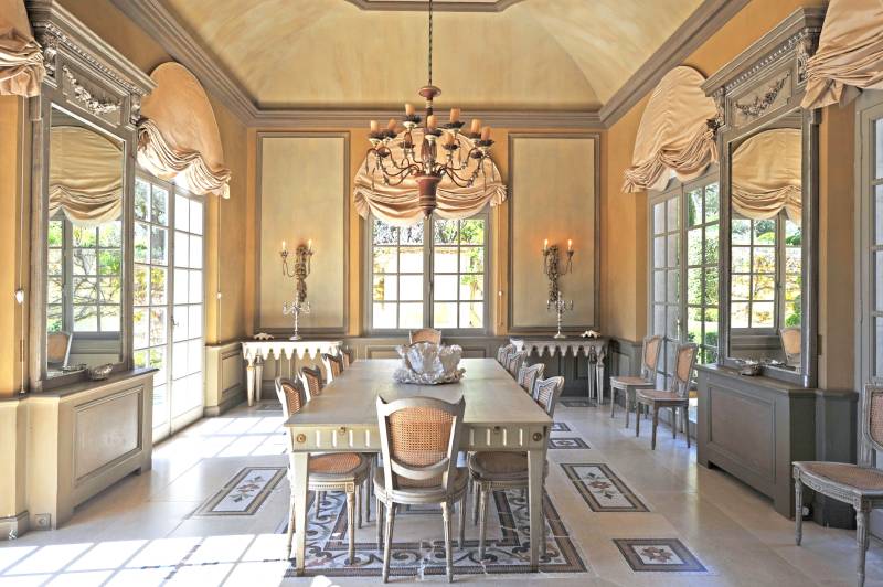 To rent for exceptional holidays, luxurious property in the heart of the St Lambert forest with pool and tennis.