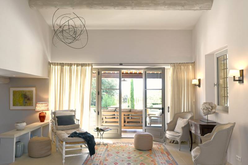 For rent in Gordes, elegant stone property with swimming pool, tennis court and multisport ground within walking distance of the village.