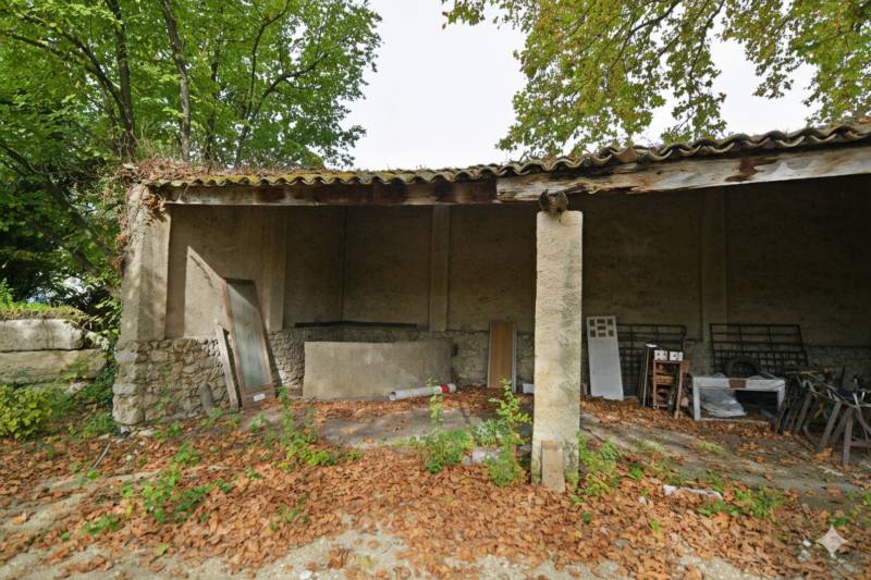 For sale in the Luberon: historic private hamlet to renovate and convert into a hotel on the Via Domitia cycle path.