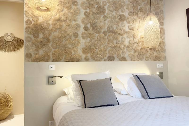 To rent in Oppède, superb seven-bedroom property with swimming pool, outdoor massage area and outdoor nomad tent.