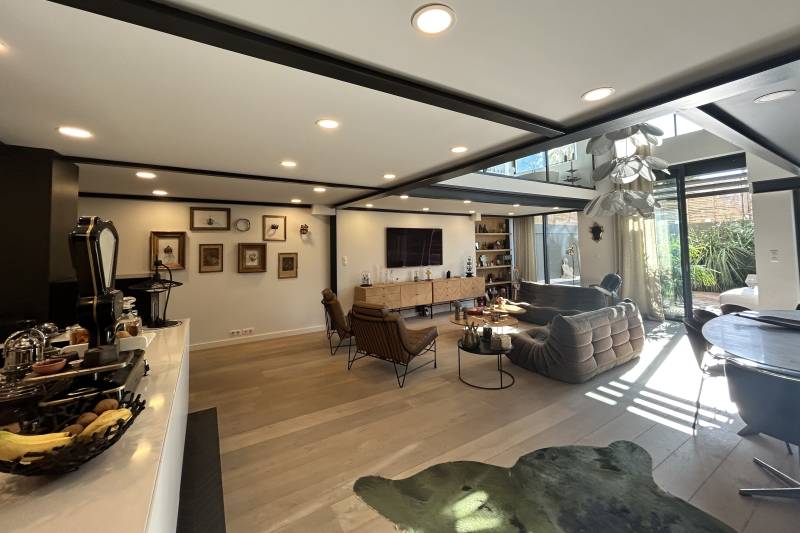 In Saint-Rémy-de-Provence, in the village center, a stunning, unique 150-square-meter loft with a courtyard and swimming pool.
