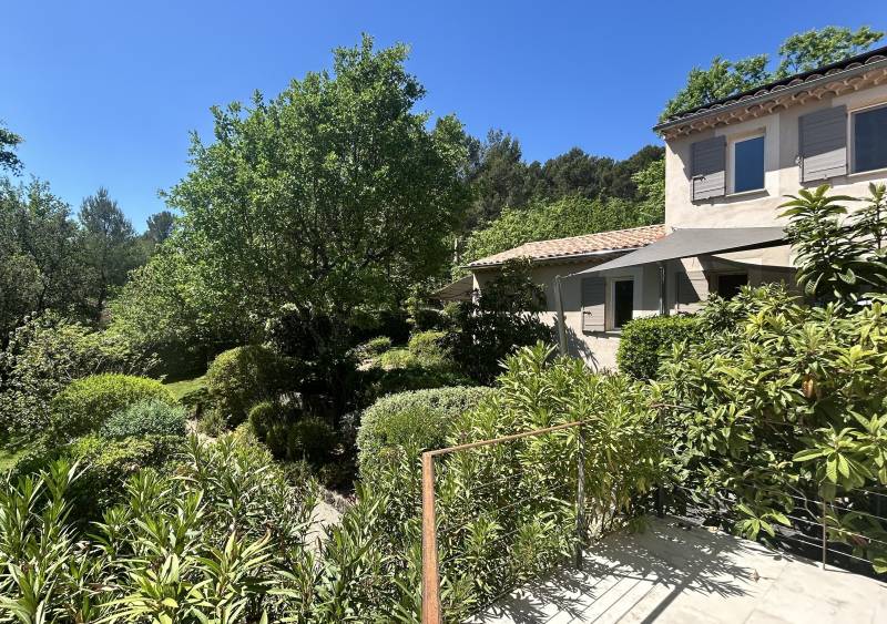 In Saint-Saturnin-lès-Apt, an elegant property with panoramic views of the Luberon, set within 5,620 m² of landscaped grounds featuring a swimming pool.