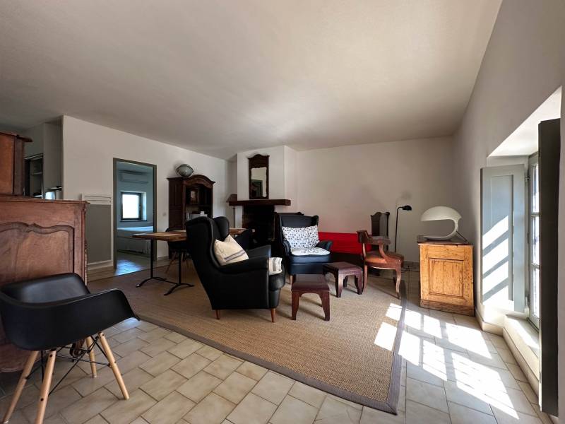 Gordes : elegant investment property in the centre of the village opposite the Château on 5 floors