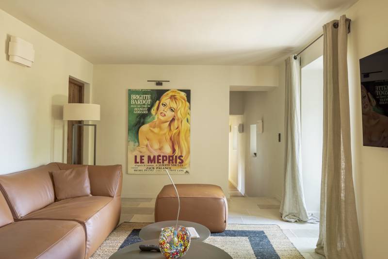 Stunning mas renovated with modernity and authentic charm, near the village of Gordes with pool and high-end amenities.
