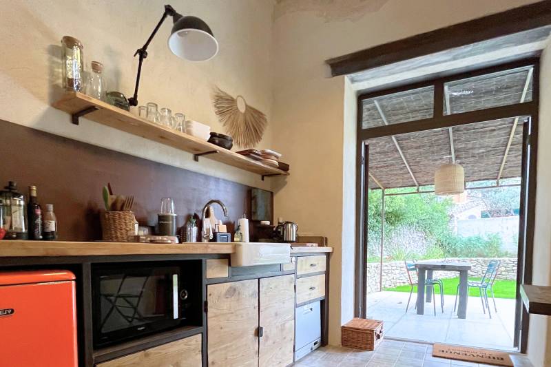 Charming stone Mazet just minutes from L’Isle-sur-la-Sorgue and the Saumane golf course with pool, garden and shaded terrace.