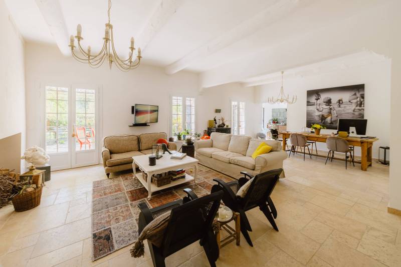 Elegant living room in Provence facing the Luberon