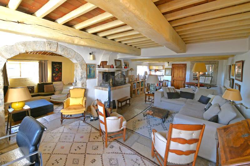 Authentic renovated sheepfold in Rustrel, surrounded by nature with large pool and views over the ochres of the Colorado Provençal.